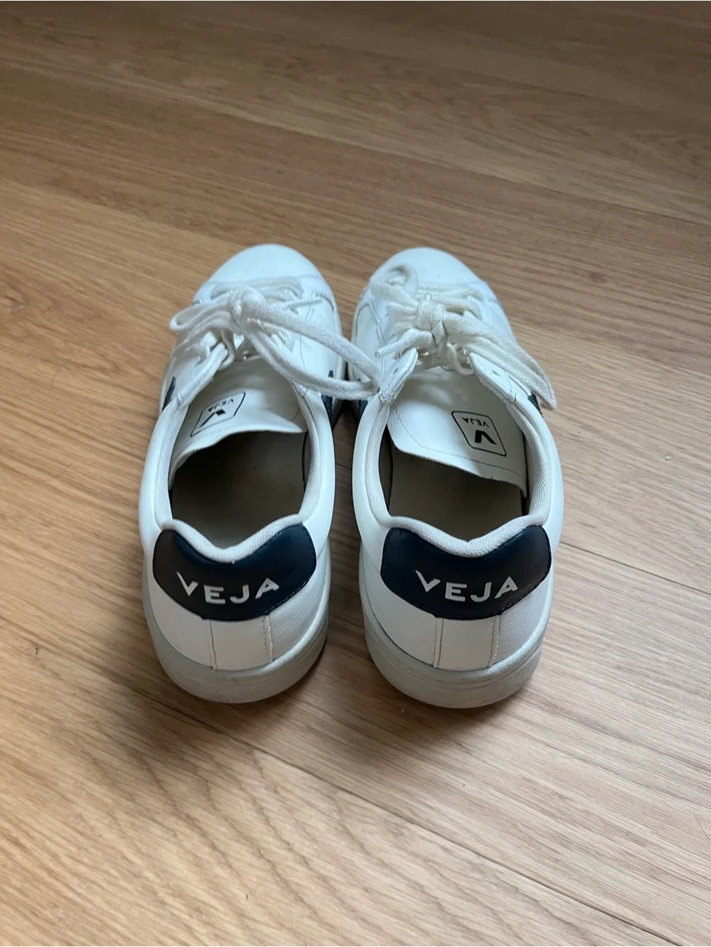 VEJA Women’s  URCA CWL White Nautico sneaker size 9
